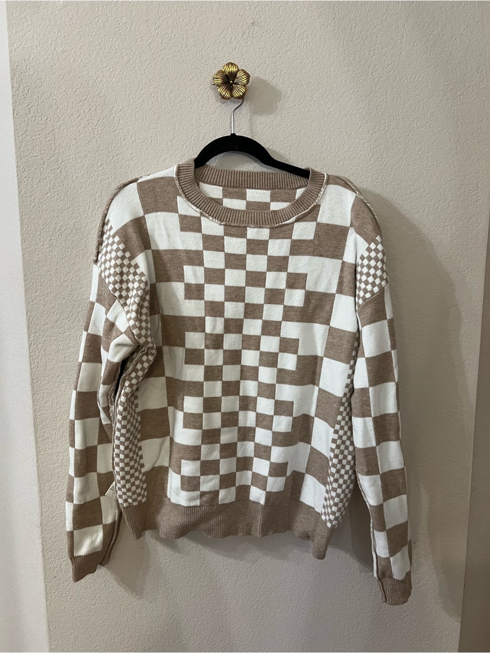 Women’s Checkered Crewneck Sweater - Beige & White
